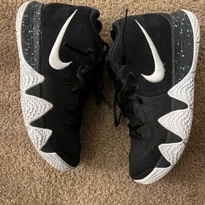 Nike Kyrie irvings size 8 color black